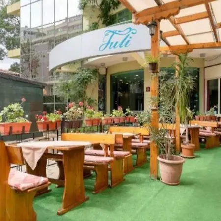 מלון Juli סאני ביץ'