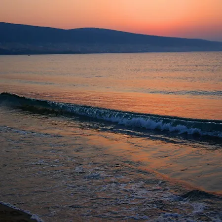 Juli 3* סאני ביץ'