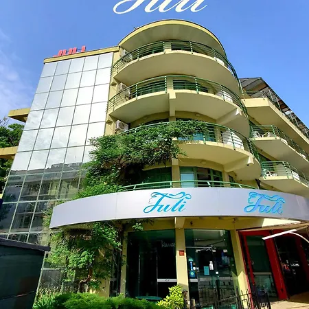 Juli 3* סאני ביץ'