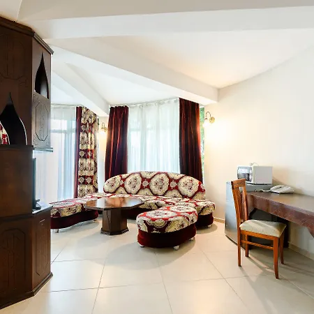 Juli 3* סאני ביץ'